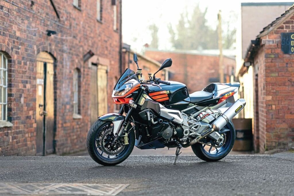 アプリリア Tuono 1000 RSV Aprilia RSV-R Tuono Naked Motorcycle Review, Road Test | Cycle World