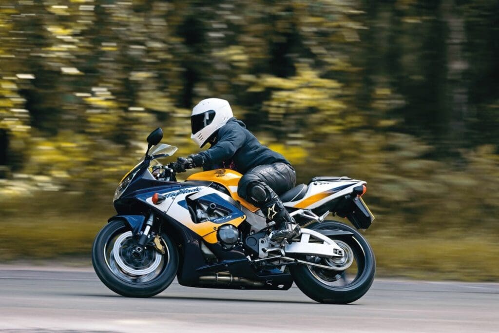 Test Ride 2000 Honda CBR900RR FireBlade Classic Motorcycle Mechanics Magazine